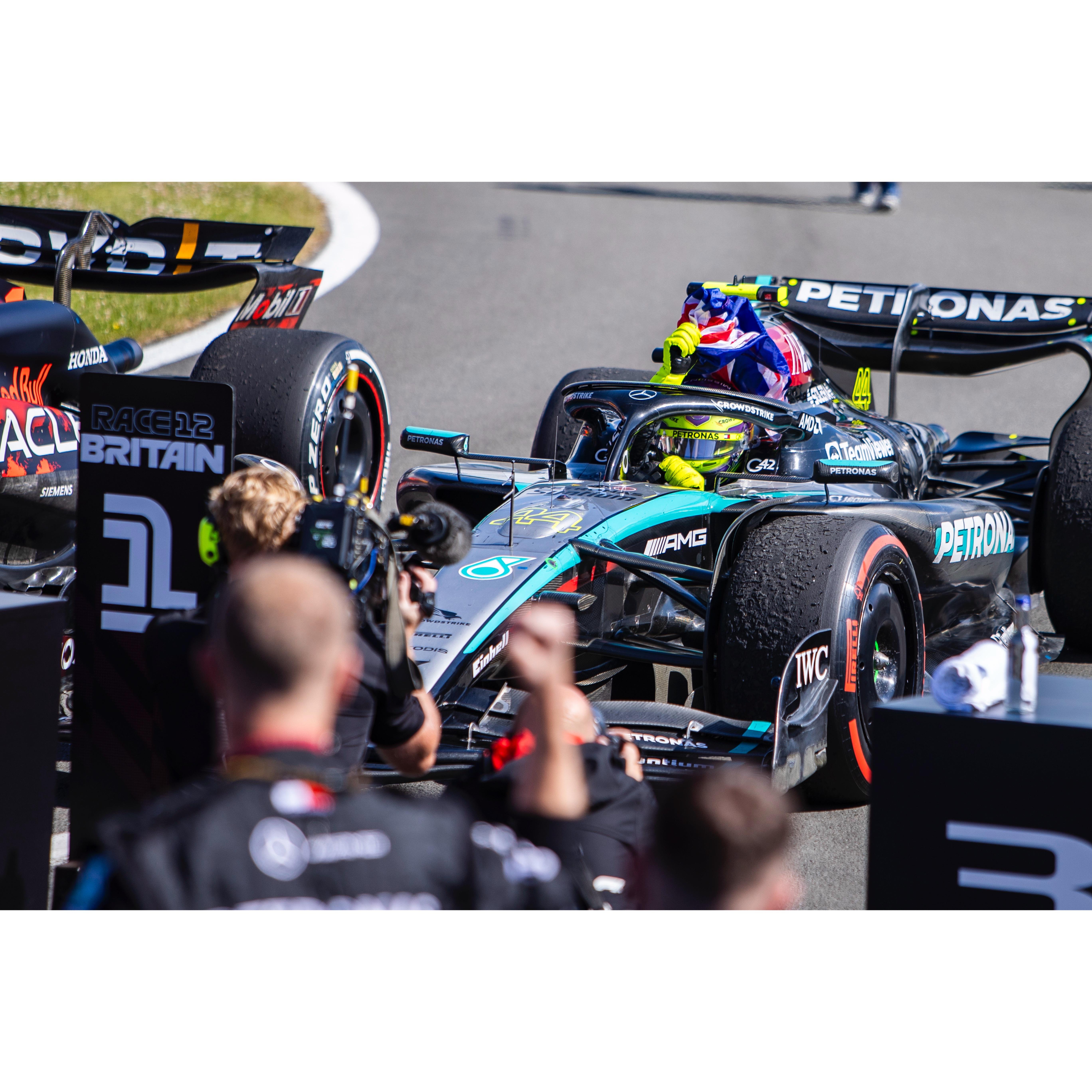 PG游戏下载-关于迈凯伦鏖战红牛二队，汉密尔顿惊艳四座的信息