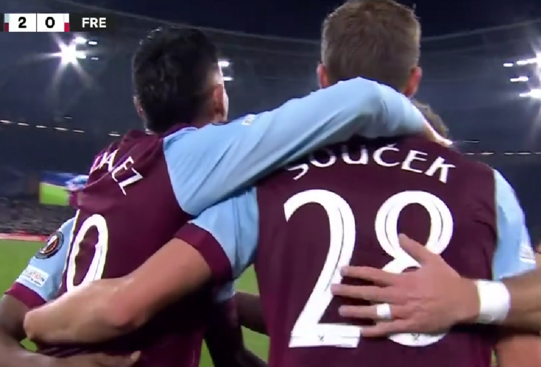 包含利物浦客场取胜，小组头名牢固的词条