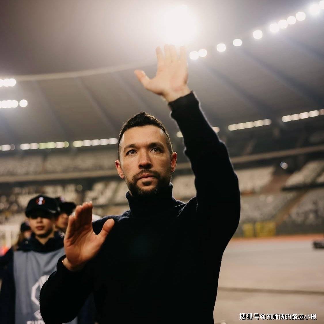 关于主教练战术布局赢得掌声，球队全面进攻的信息