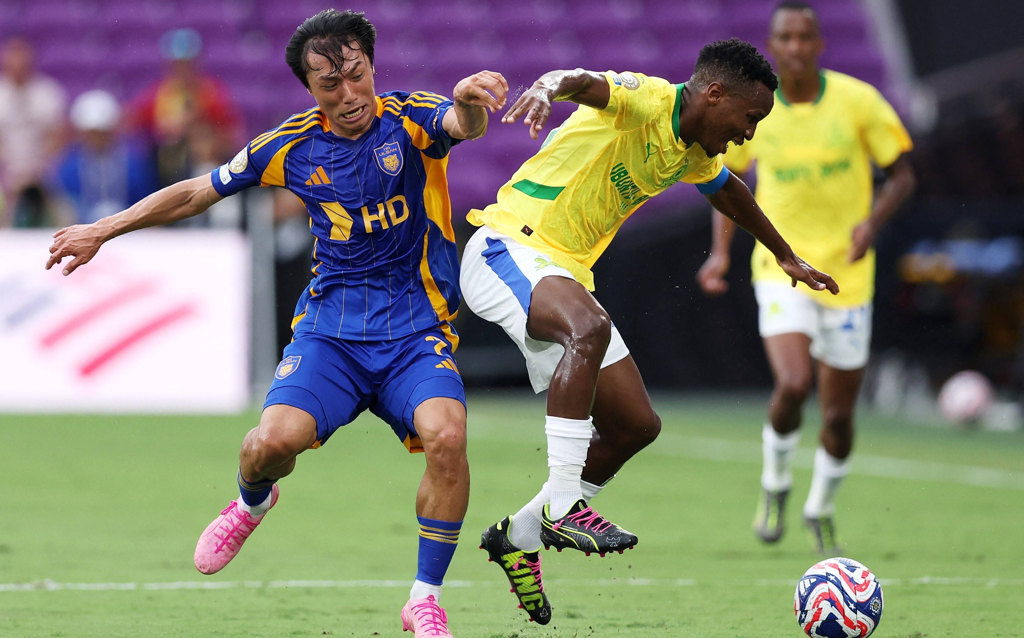 包含阿尔巴尼亚队团结协作，全队合力联手晋级的词条