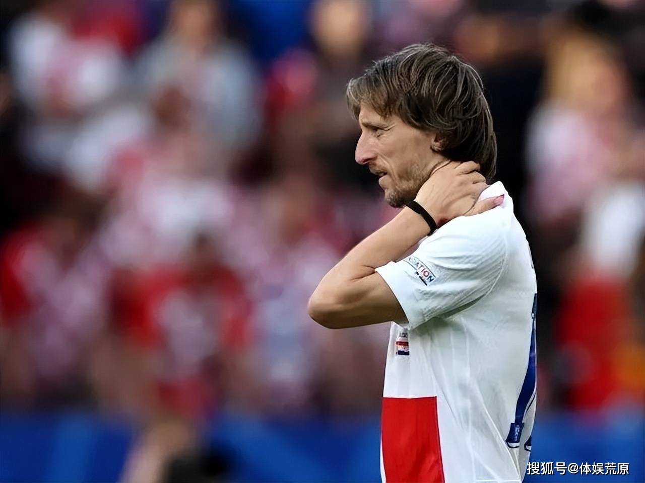 包含阿尔巴尼亚队团结协作，全队合力联手晋级的词条