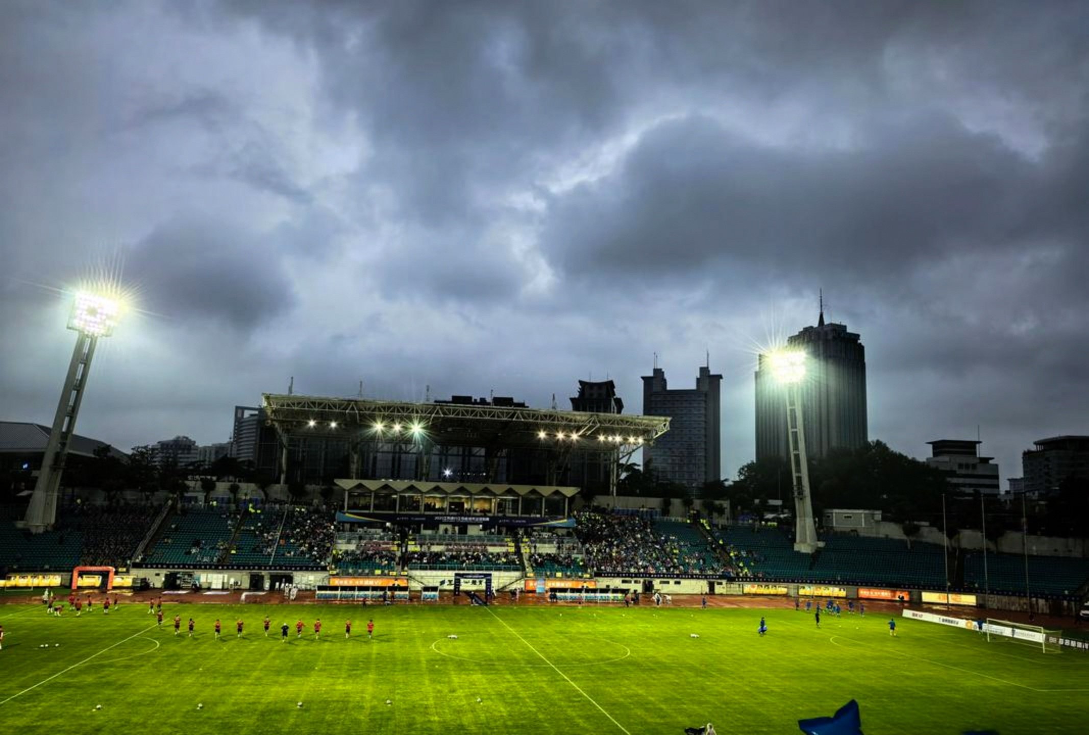 关于国际足球赛事新增赛程，球迷期待精彩对决的信息