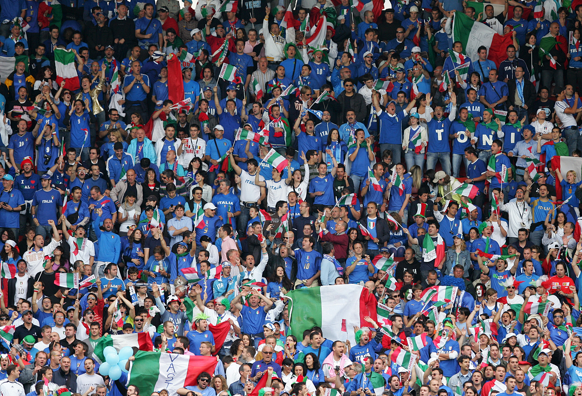 欧洲豪门交锋激烈，荣耀之争备受瞩目