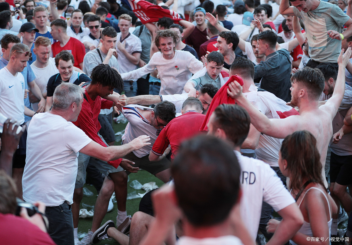 里昂主场氛围热烈，球迷呐喊助威的简单介绍