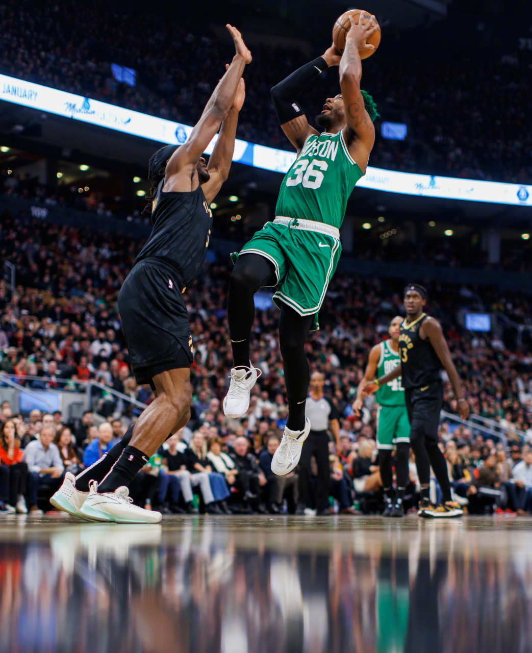 雄鹿险胜猛龙，杰伦·布朗关键制胜的简单介绍