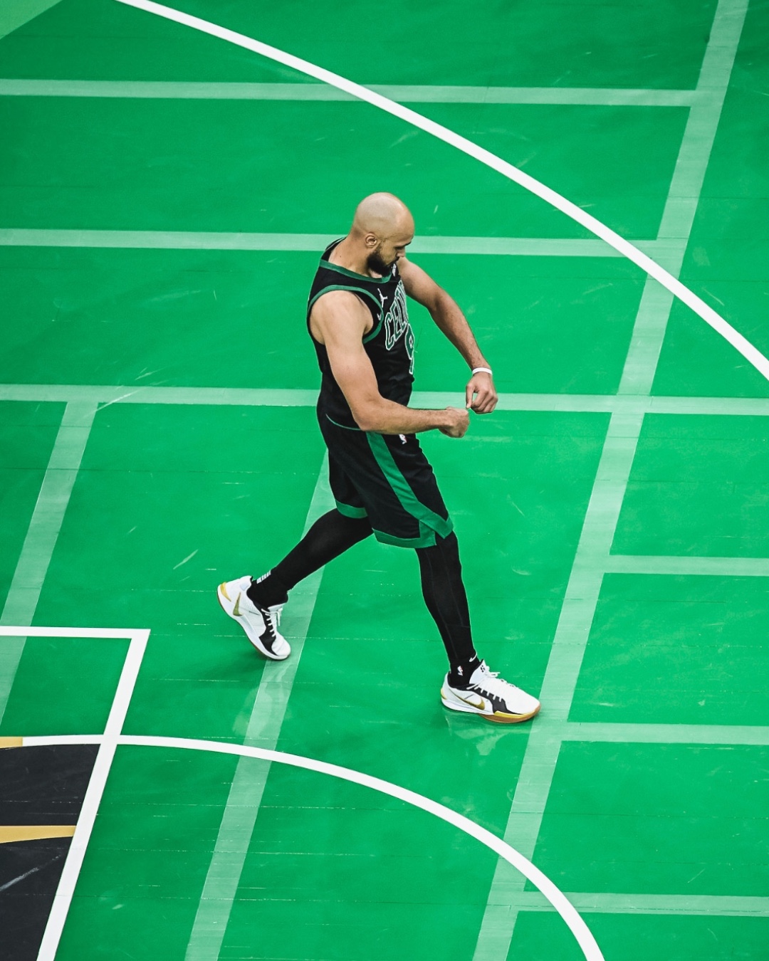 关于美国男篮险胜希腊男篮，米切尔完成帽子戏法的信息