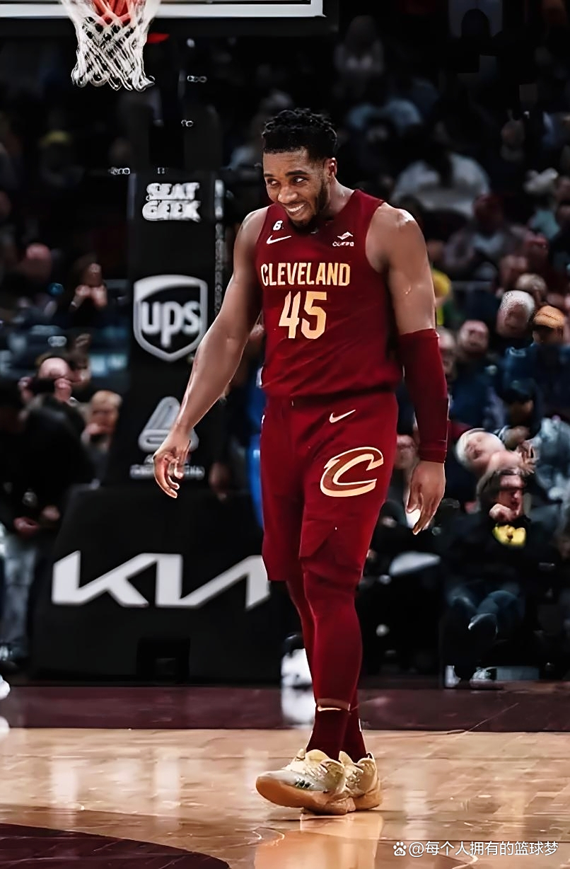 关于美国男篮险胜希腊男篮，米切尔完成帽子戏法的信息