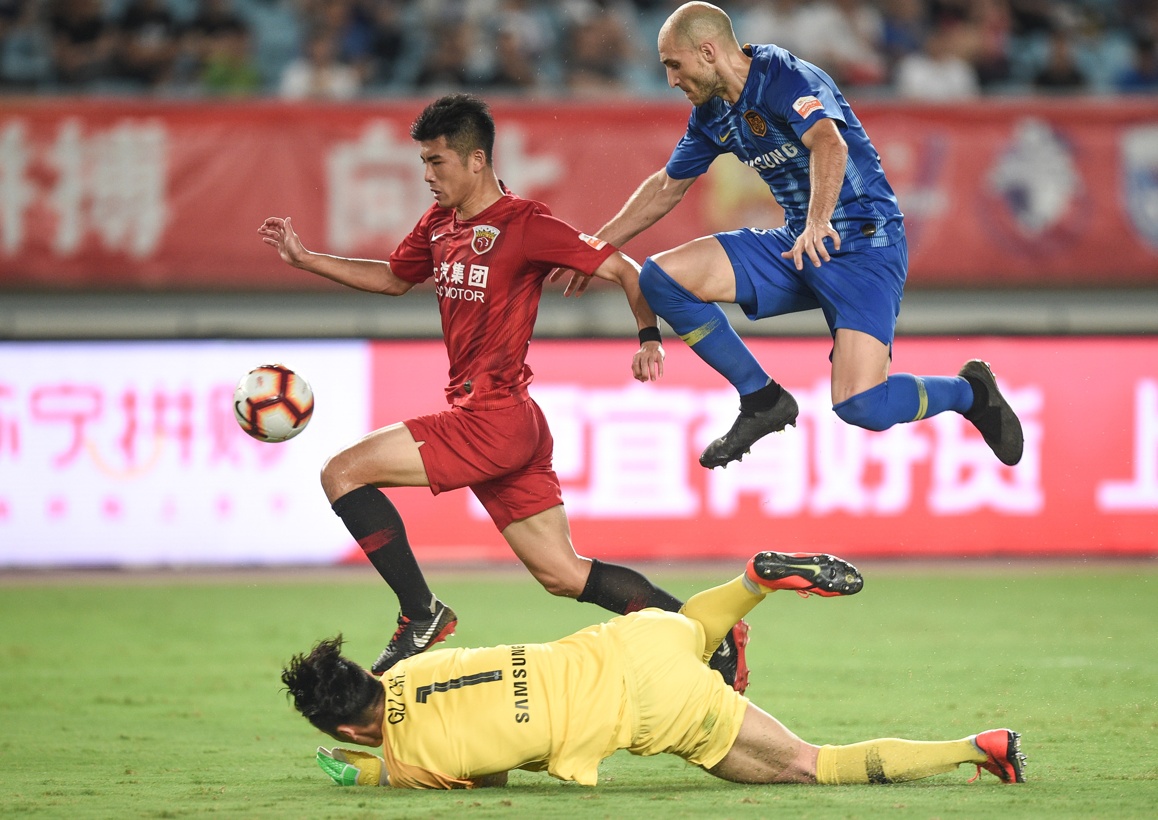 关于上港中场表现出色，球员获得赞誉的信息