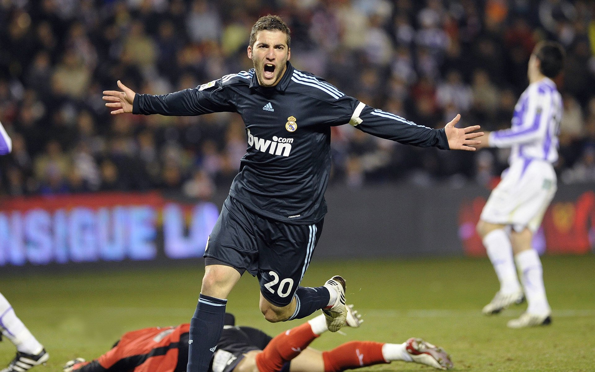 绿茵场与硬木地，德甲争冠焦点战与湖人全面压制雷霆的双重奏